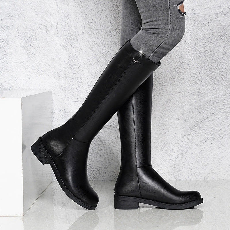 Reitstiefel mit Reißverschluss hinten und Blockabsatz.