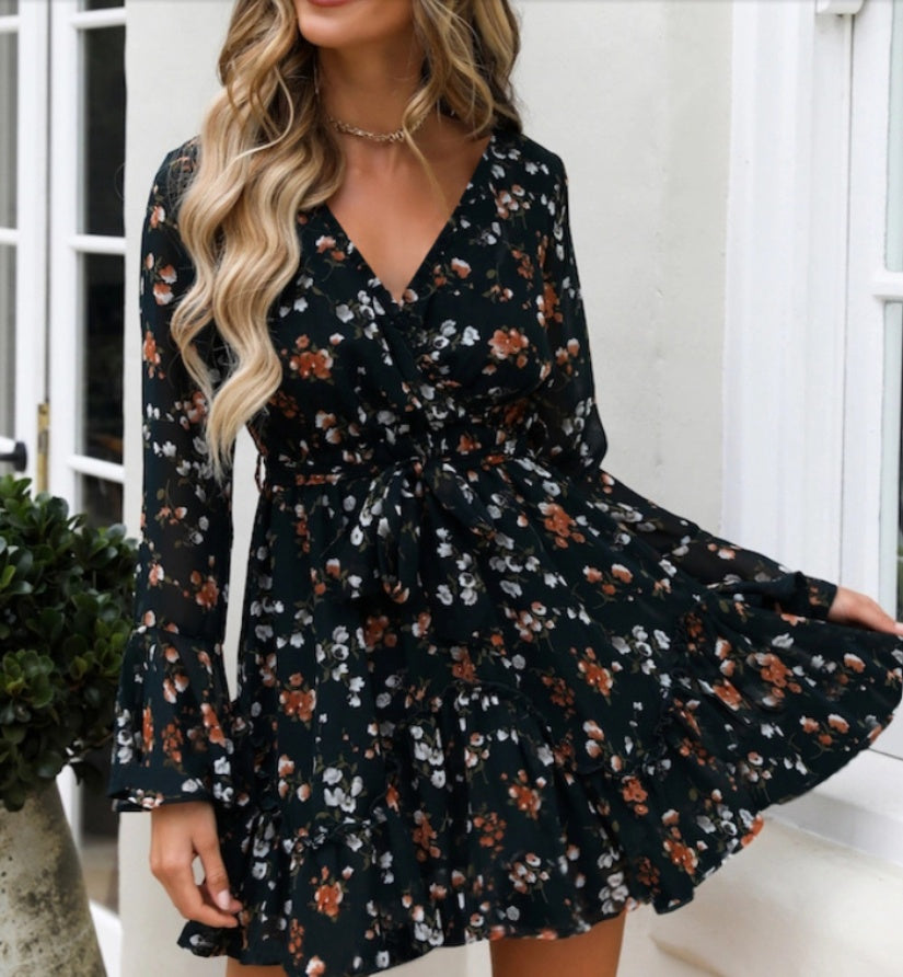 Petite robe fleurie avec encolure en V et taille haute.