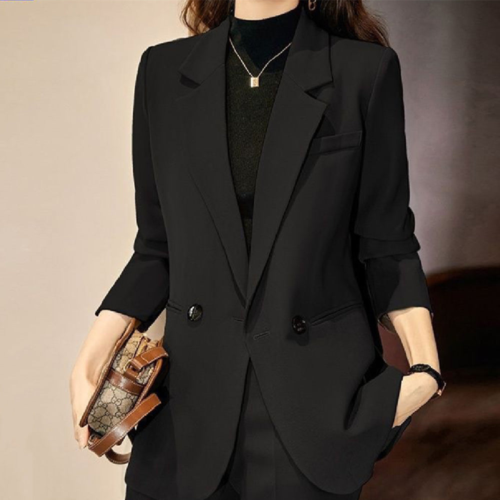 Gesteppte schwarze Anzugjacke, Businesskleidung für Damen, trendiges Modell (Influencer-Stil).
