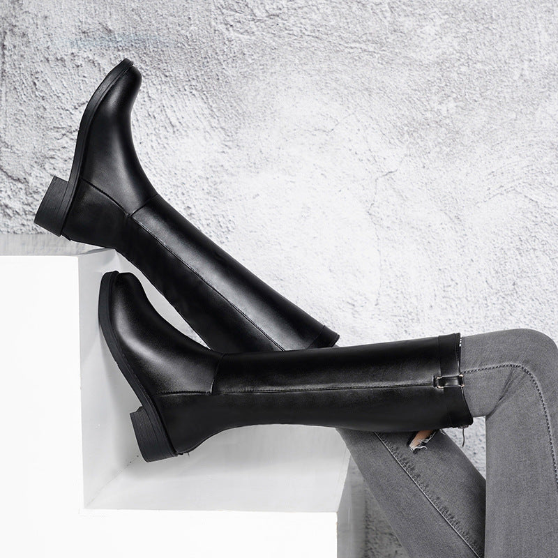 Reitstiefel mit Reißverschluss hinten und Blockabsatz.