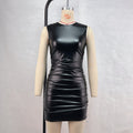 Robe fourreau moulante en similicuir pour femme.