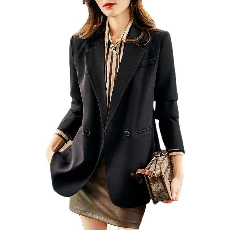 Gesteppte schwarze Anzugjacke, Businesskleidung für Damen, trendiges Modell (Influencer-Stil).