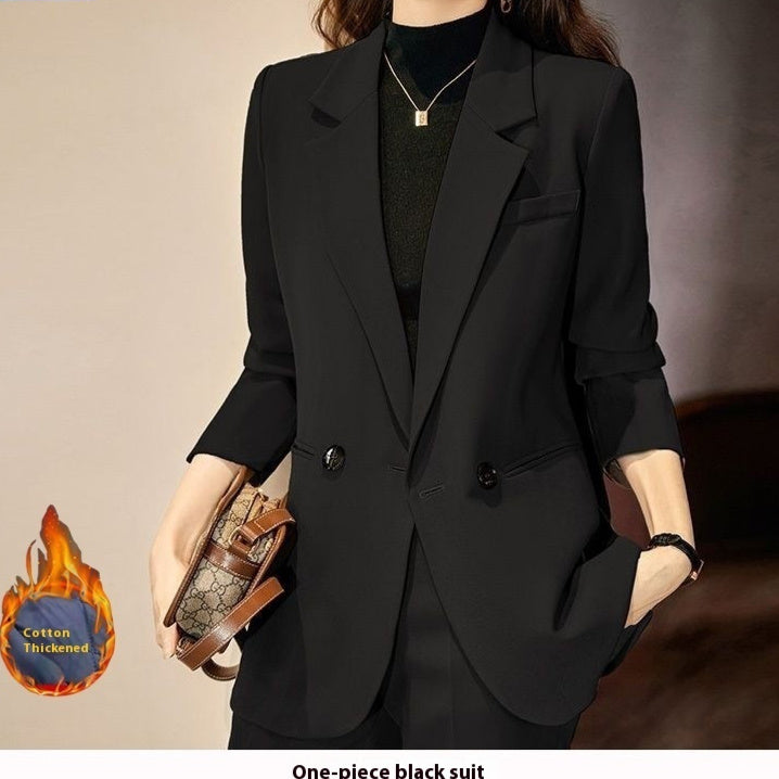 Gesteppte schwarze Anzugjacke, Businesskleidung für Damen, trendiges Modell (Influencer-Stil).