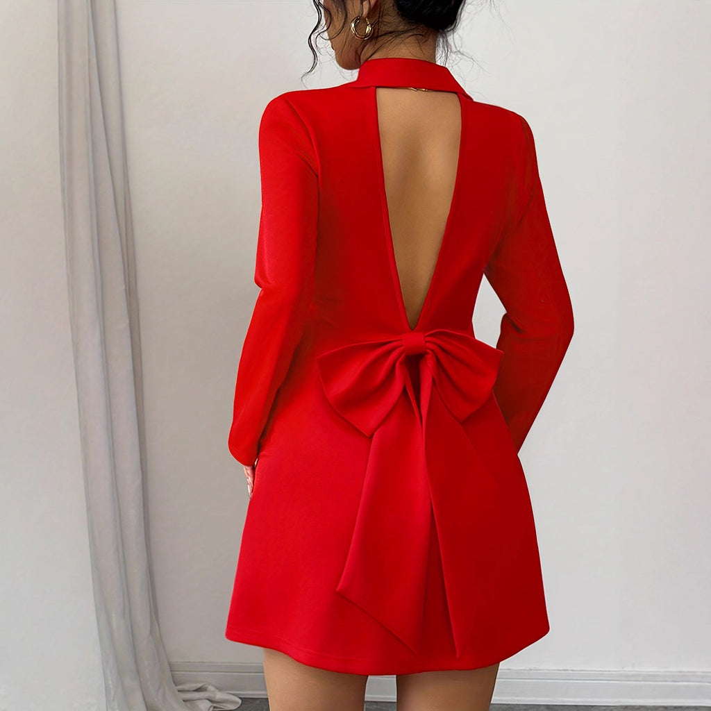 Mini-robe à manches courtes avec col en V, dos nu et nœud décoratif.