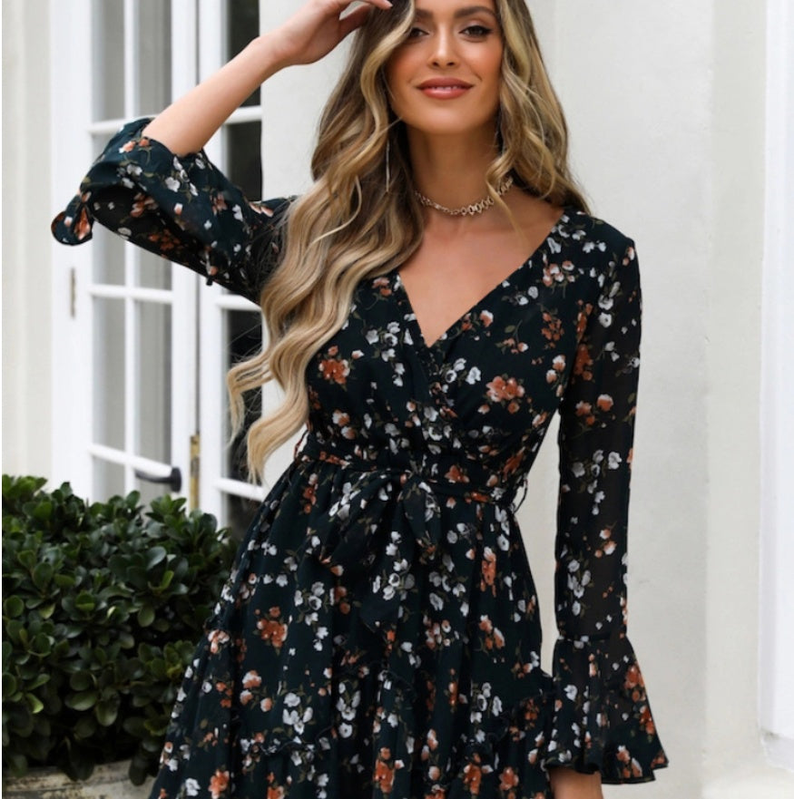 Petite robe fleurie avec encolure en V et taille haute.