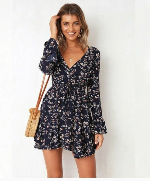 Geblümtes Kleid mit V-Ausschnitt und hoher Taille.