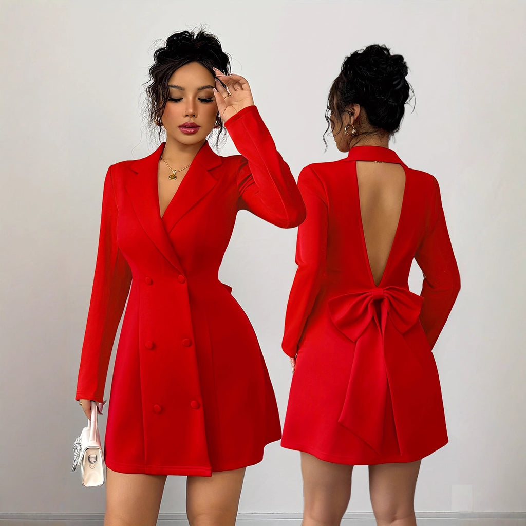 Mini-robe à manches courtes avec col en V, dos nu et nœud décoratif.