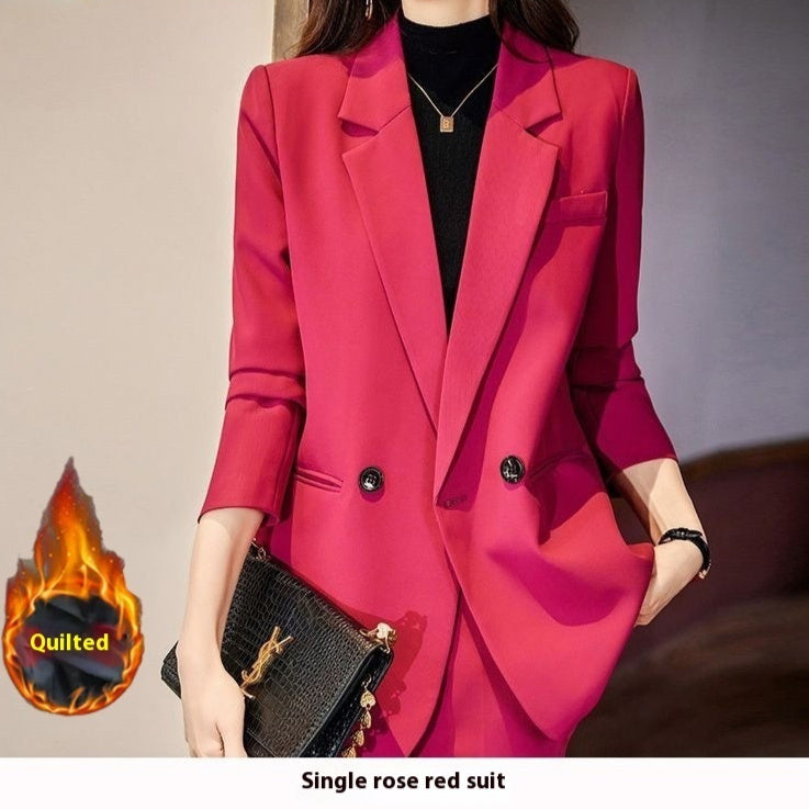Gesteppte schwarze Anzugjacke, Businesskleidung für Damen, trendiges Modell (Influencer-Stil).