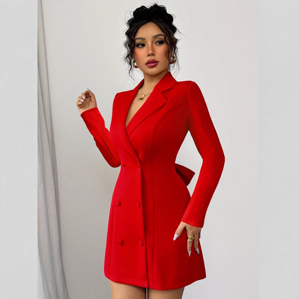 Mini-robe à manches courtes avec col en V, dos nu et nœud décoratif.