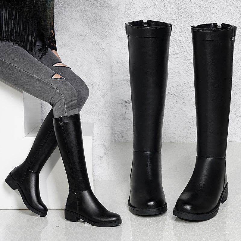 Reitstiefel mit Reißverschluss hinten und Blockabsatz.