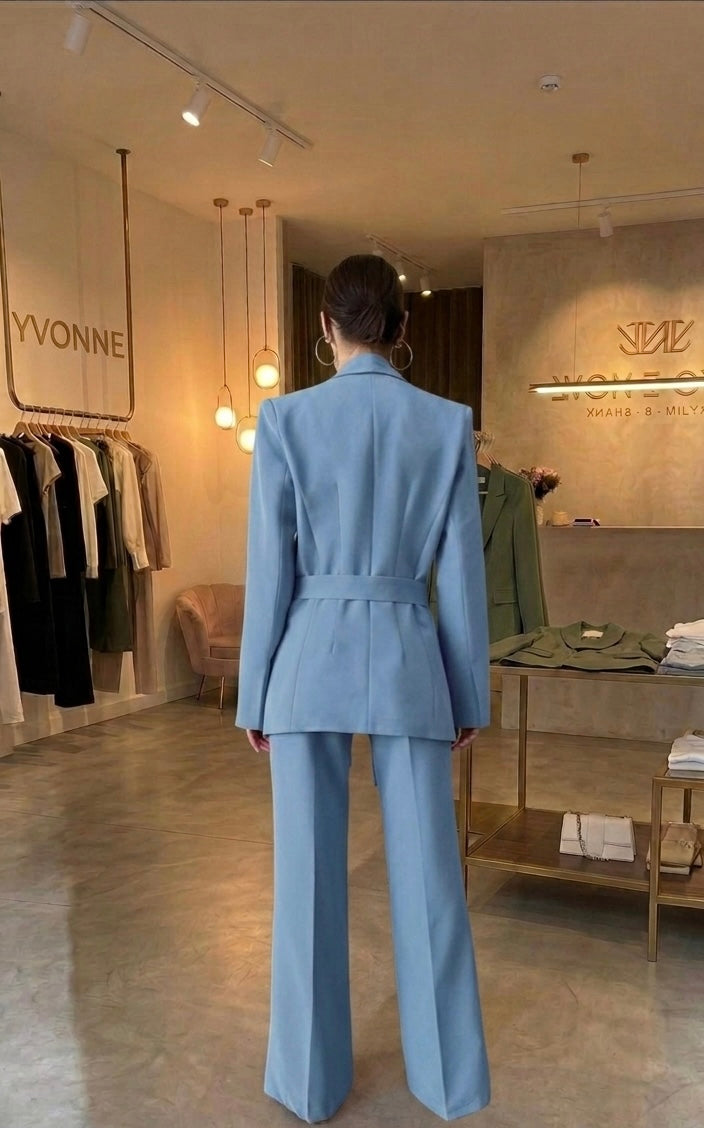 Abito da donna con giacca pantalone e cintura