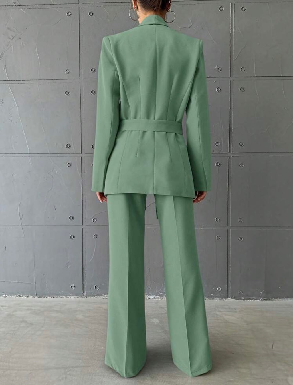 Abito da donna con giacca pantalone e cintura