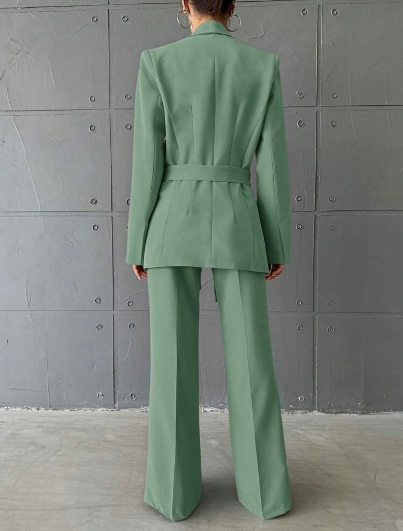 Abito da donna con giacca pantalone e cintura