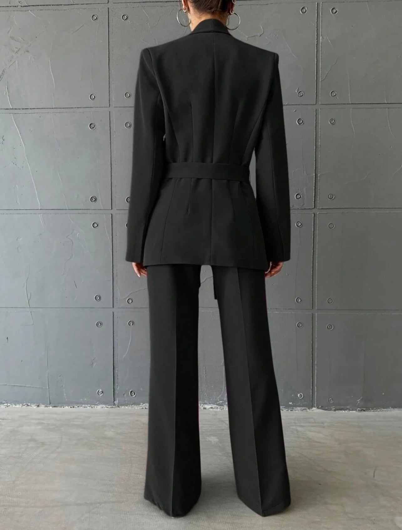 Abito da donna con giacca pantalone e cintura