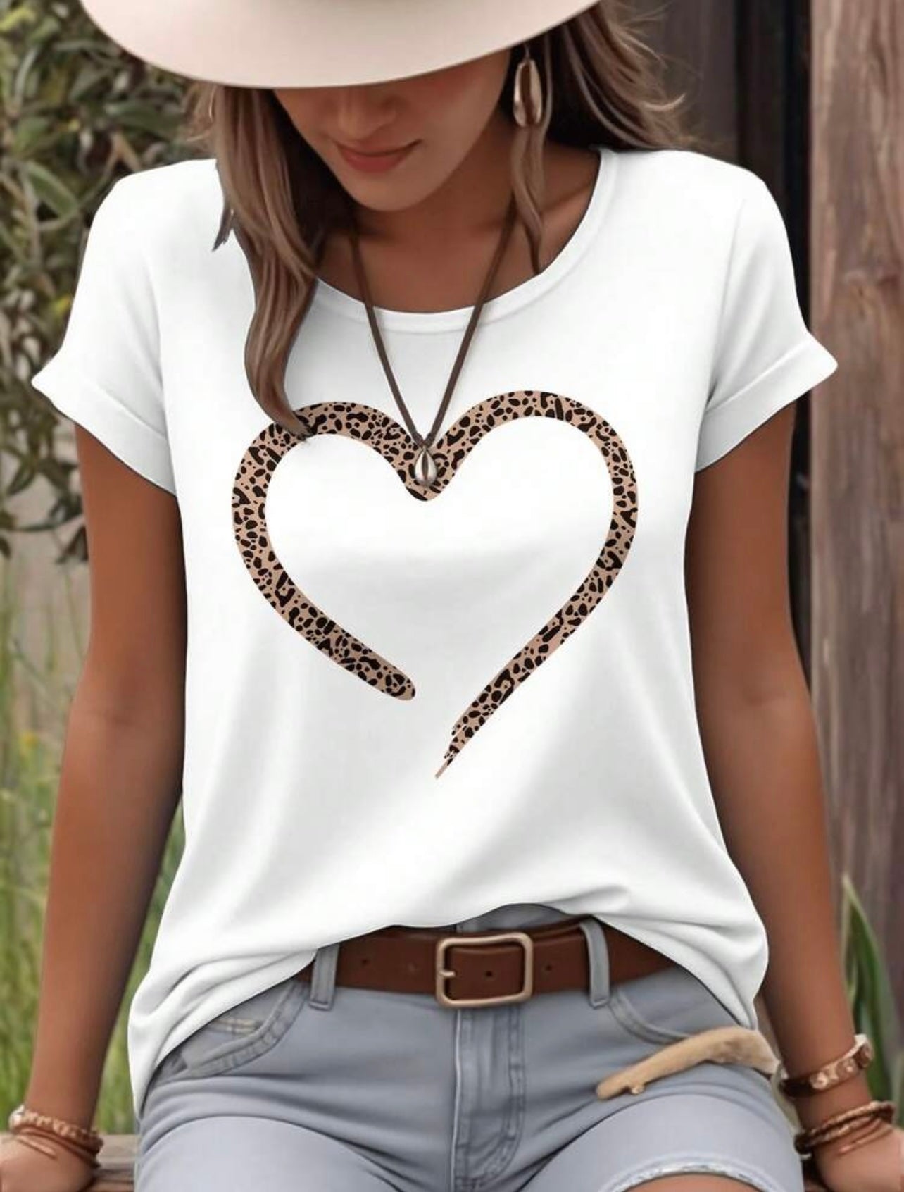 T-shirt da donna a maniche corte con girocollo e stampa leopardata a cuore