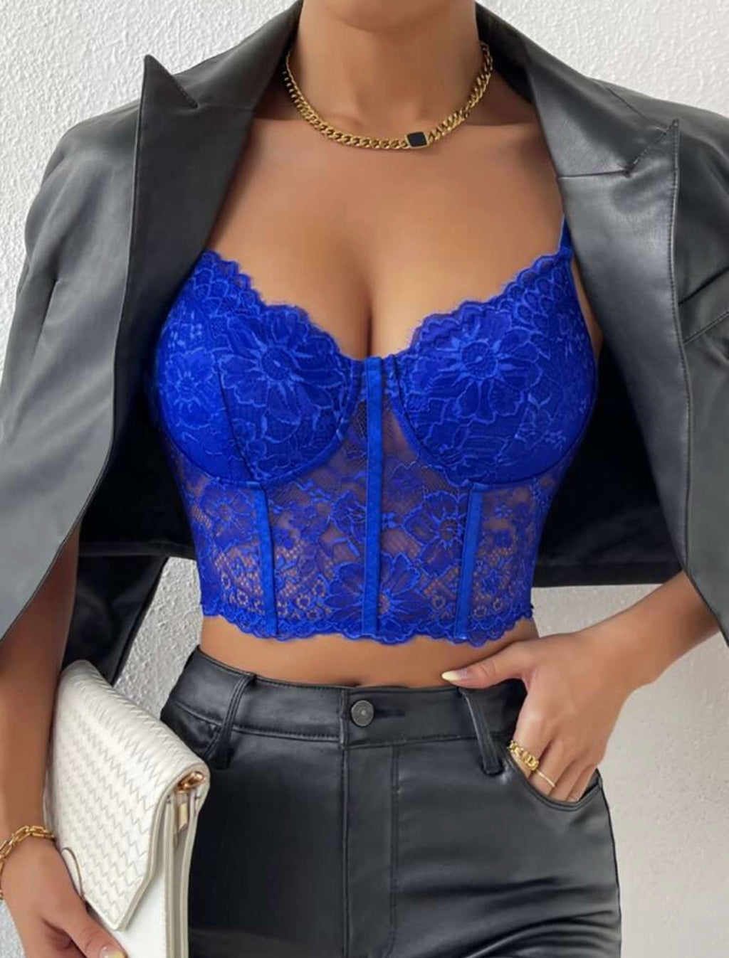 Top in pizzo con con ferretto e Spalline regolabili, ideale anche come sottogiacca