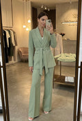 Abito da donna con giacca pantalone e cintura