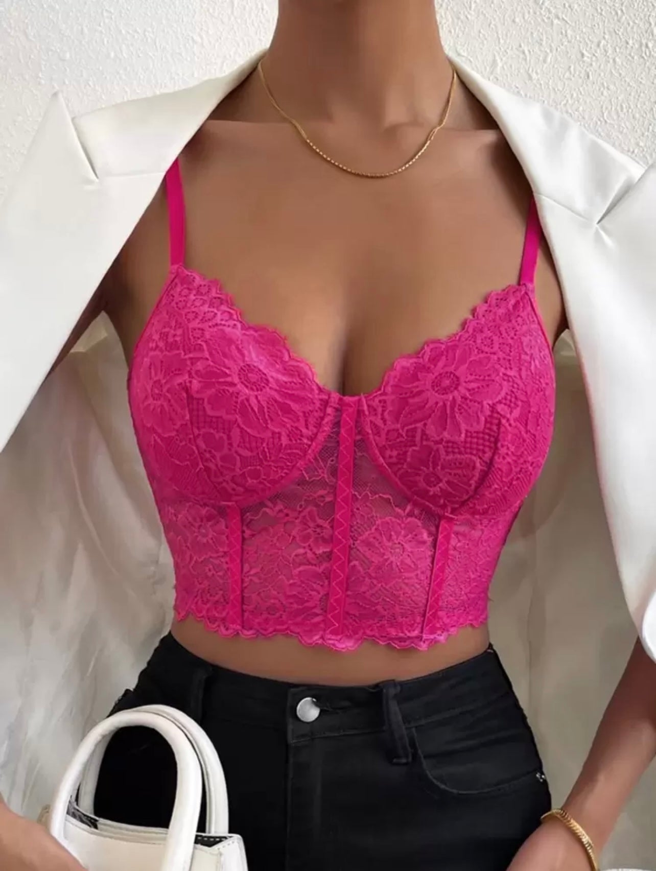 Top in pizzo con con ferretto e Spalline regolabili, ideale anche come sottogiacca