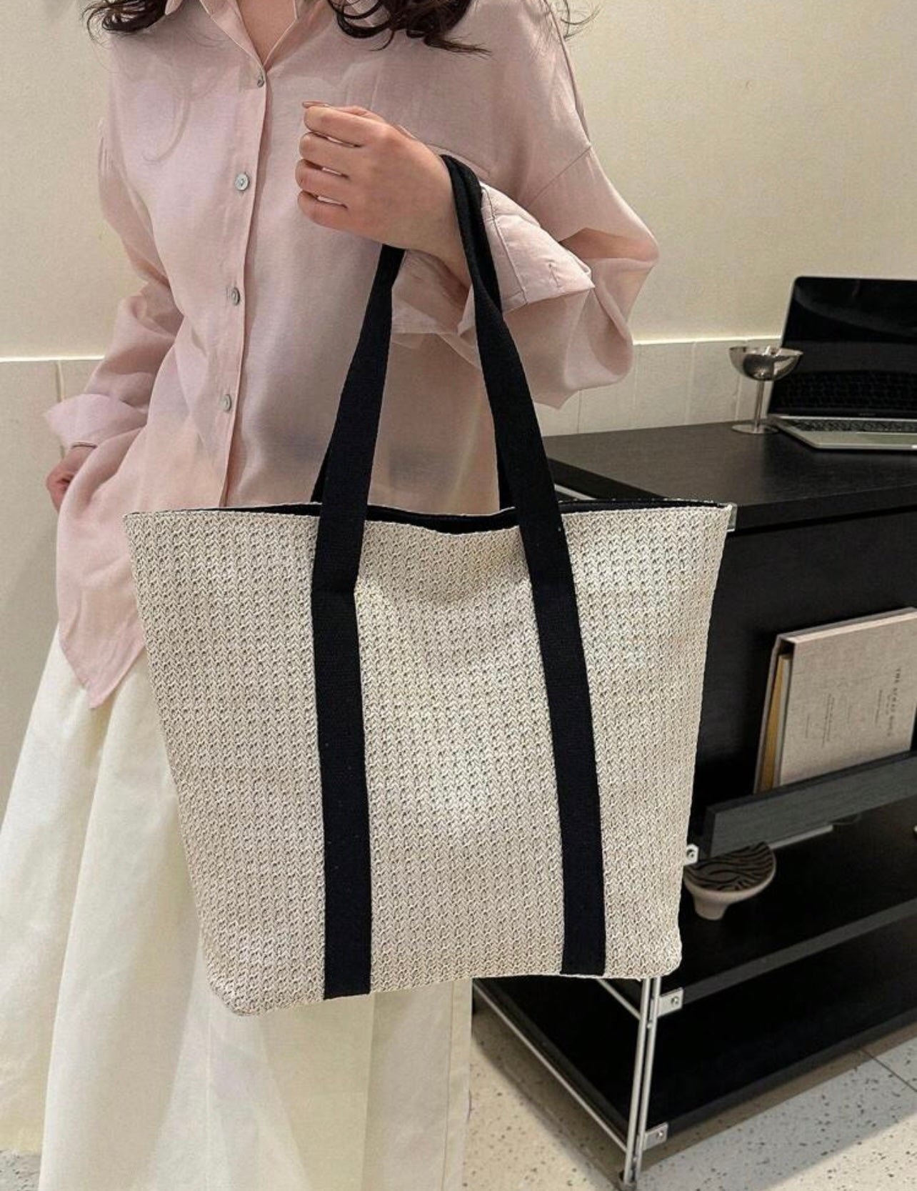 Borsa di paglia semplice e casual per vacanze al mare estive