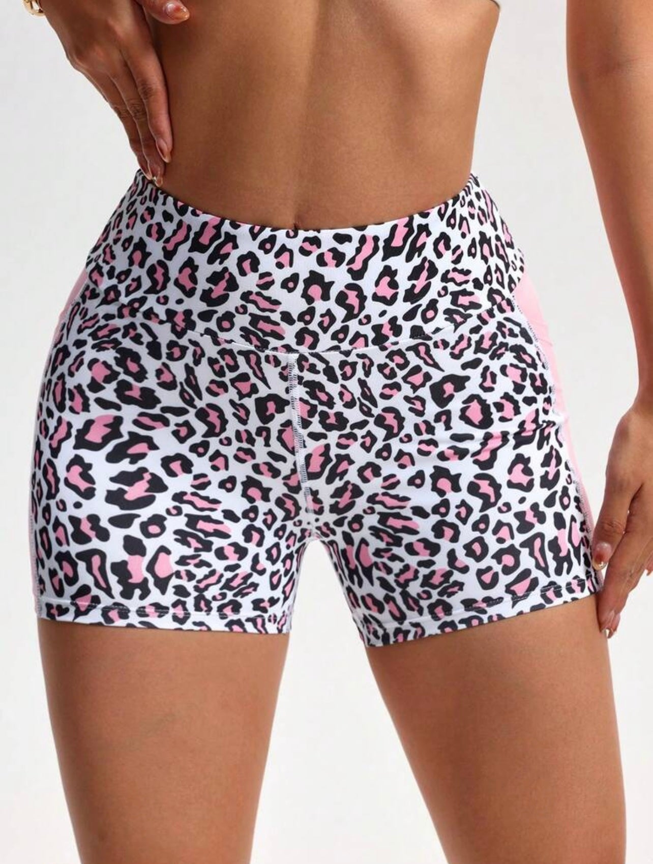 Pantaloncini aderenti in vita alta con stampa leopardata e tasche