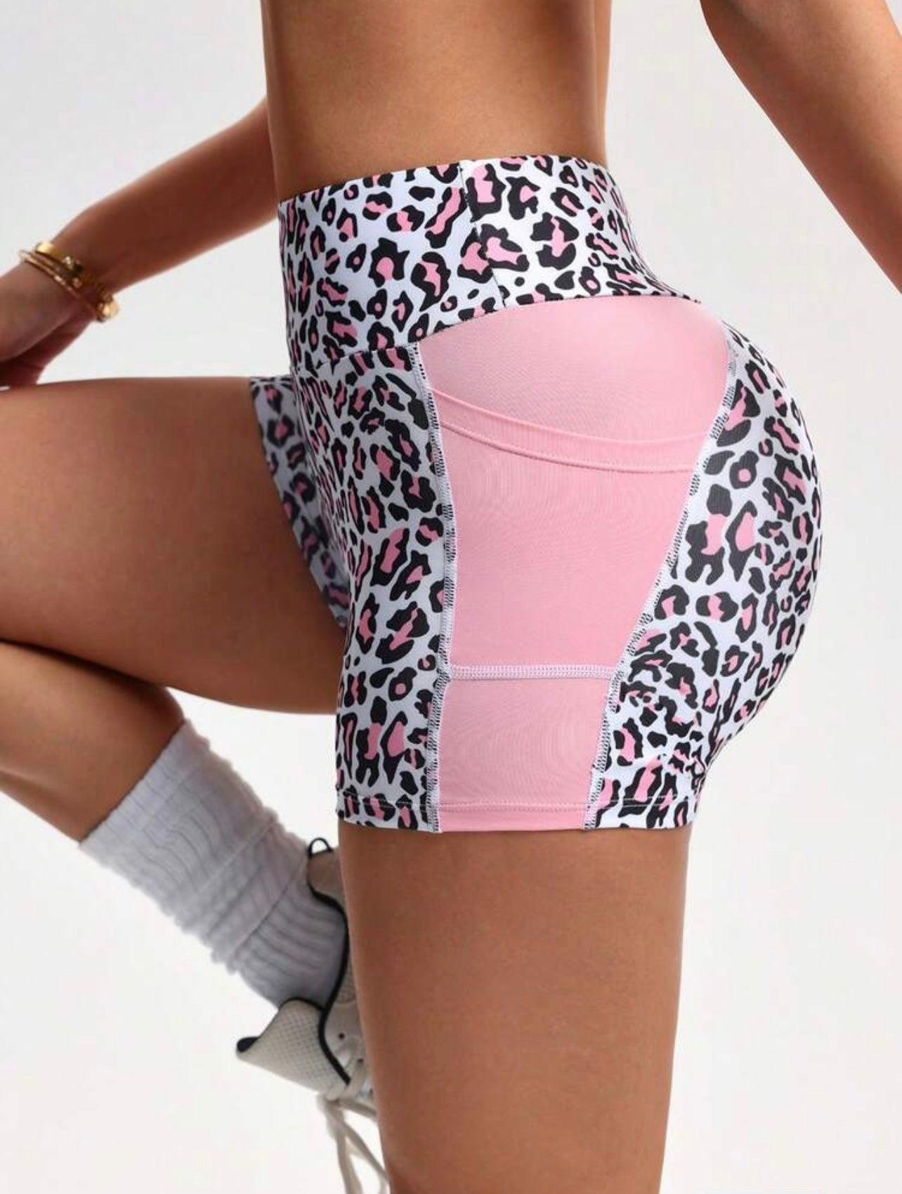 Pantaloncini aderenti in vita alta con stampa leopardata e tasche