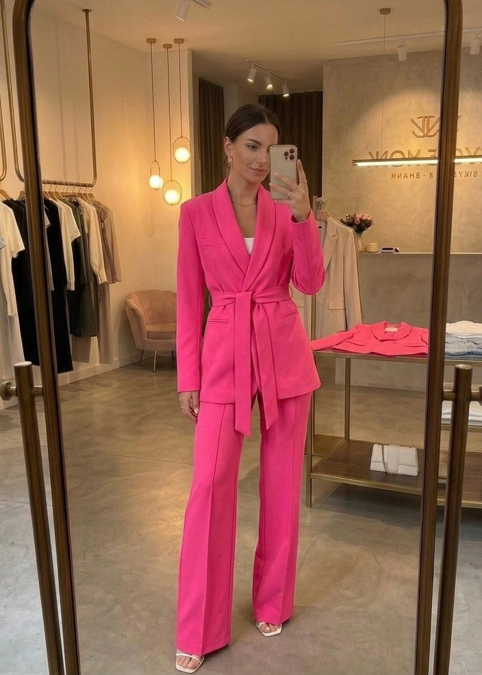 Abito da donna con giacca pantalone e cintura