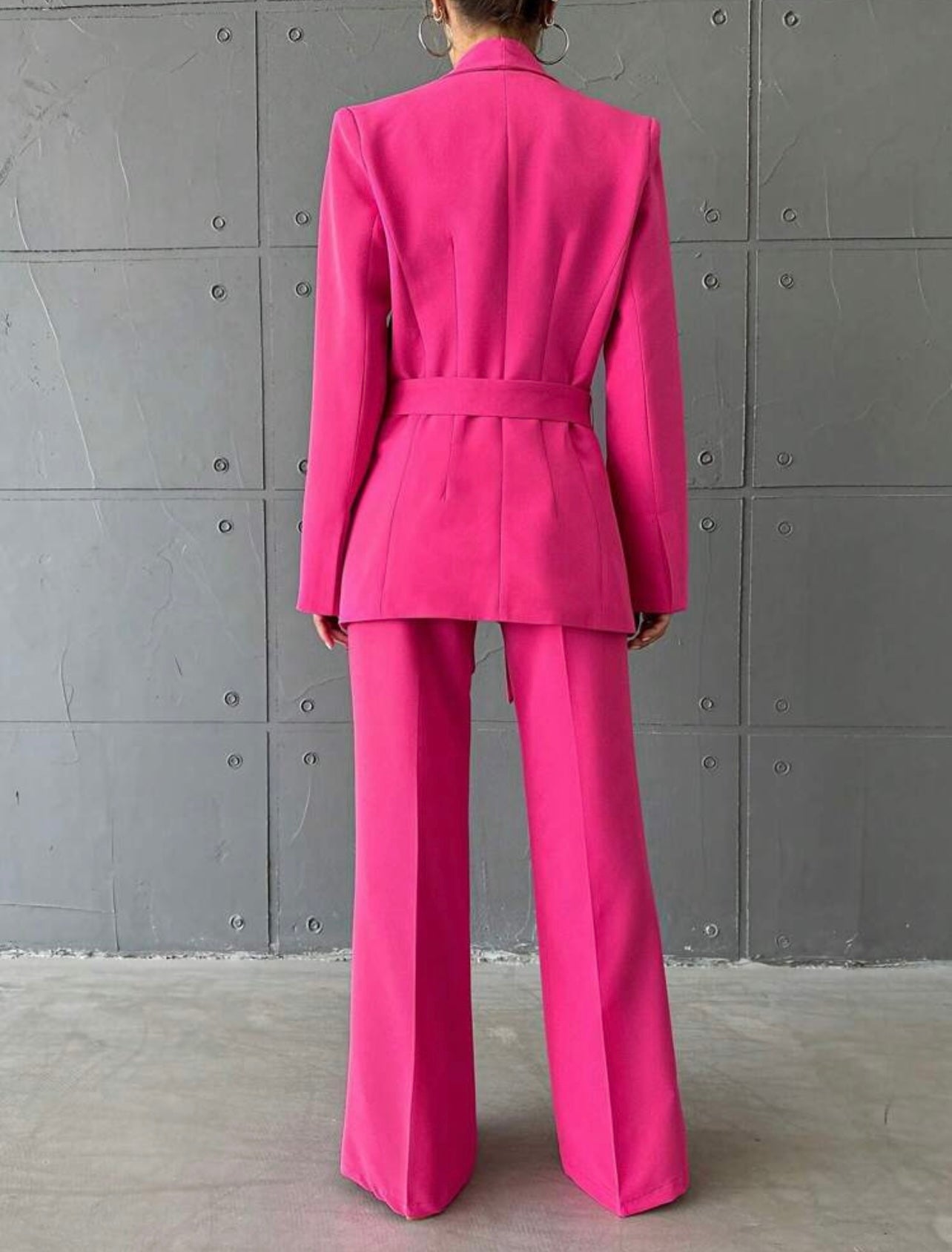 Abito da donna con giacca pantalone e cintura
