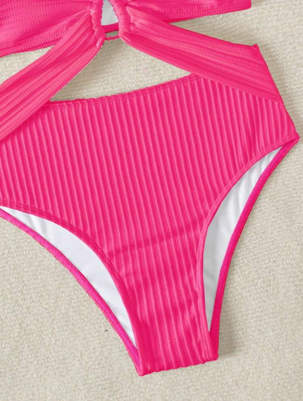 Bikini a fascia con scollo a V profondo, con top corto sexy e schiena scoperta