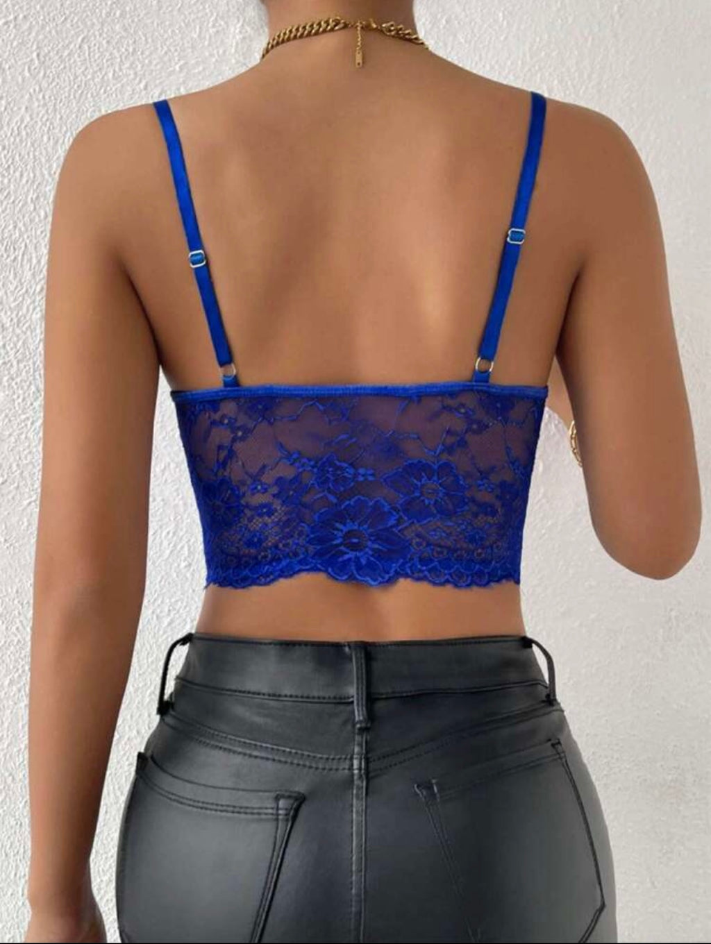 Top in pizzo con con ferretto e Spalline regolabili, ideale anche come sottogiacca