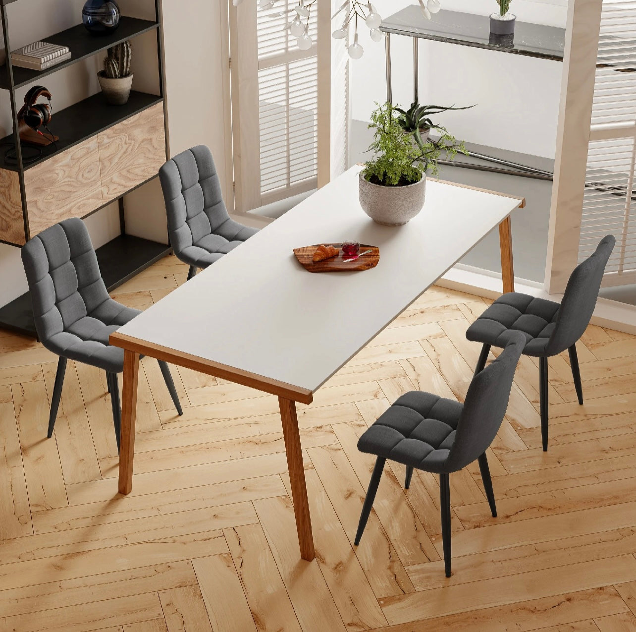 Set di 4 sedie da sala da pranzo coordinate, con rivestimento in velluto e gambe in metallo, schienale decorativo e cuciture a vista.