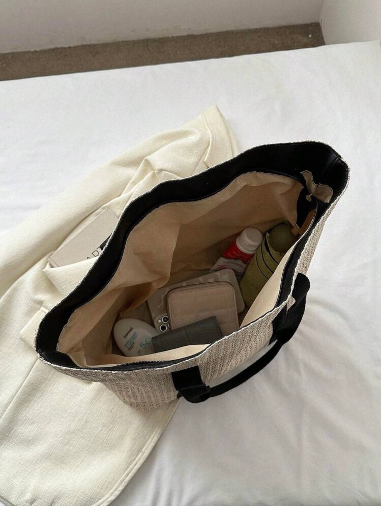 Borsa di paglia semplice e casual per vacanze al mare estive