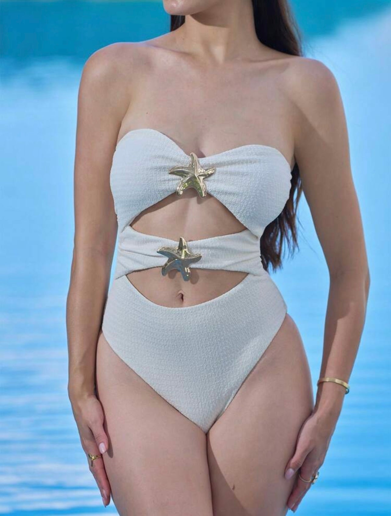 Costume da bagno intero sexy da donna con decorazione in metallo a forma di stella marina e dettagli traforati