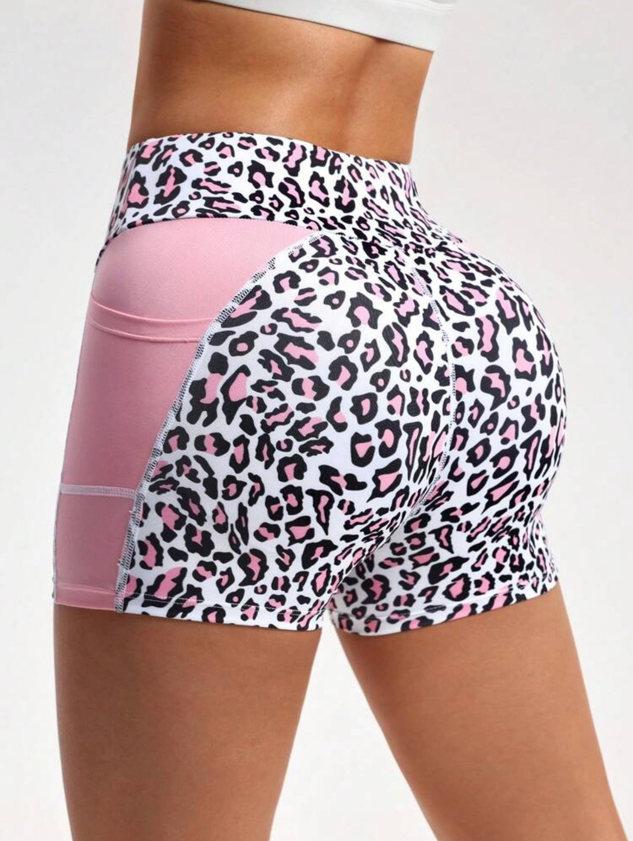 Pantaloncini aderenti in vita alta con stampa leopardata e tasche