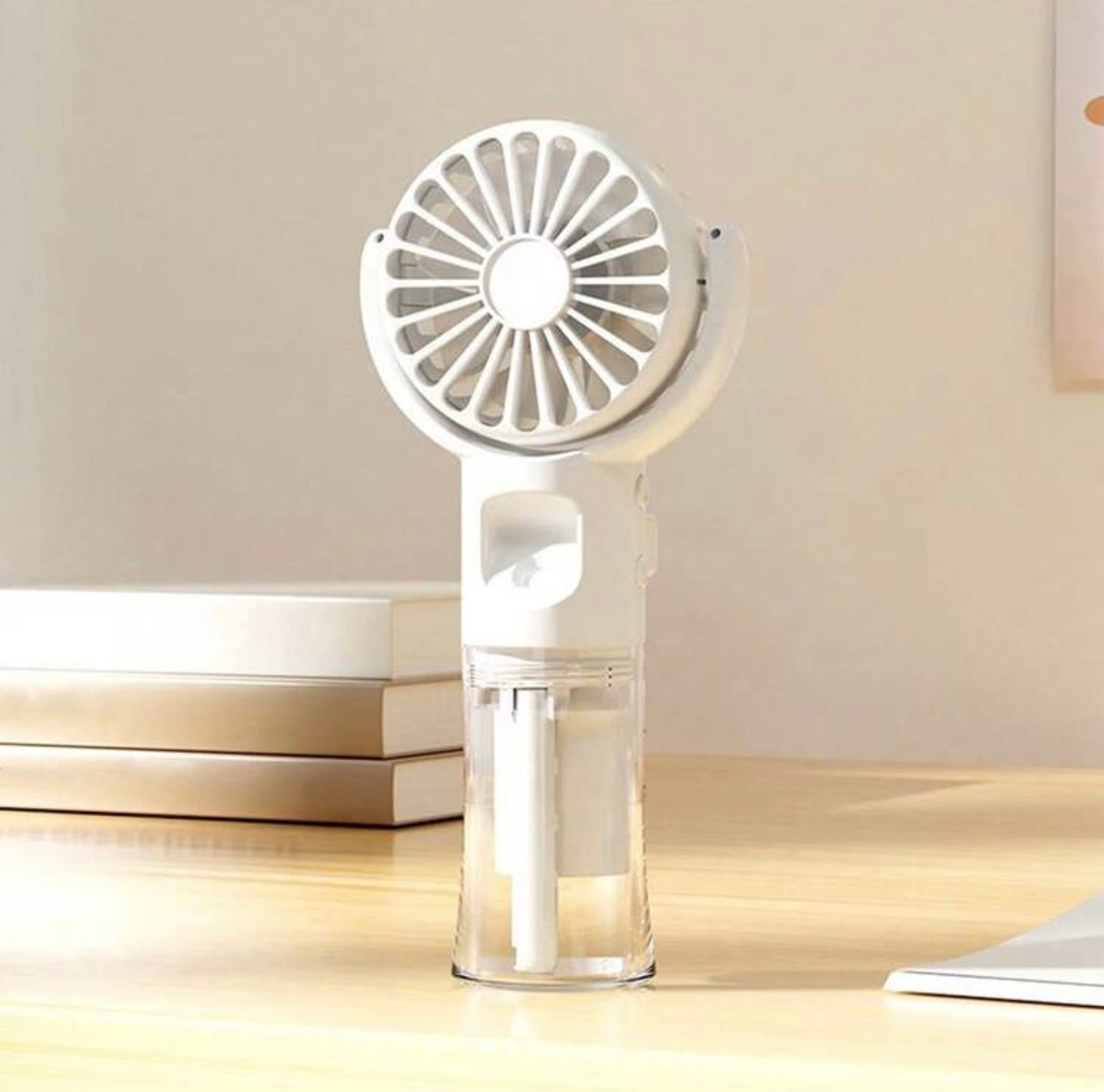Mini Ventilatore Portatile 2-in-1: Freschezza e Idratazione Sempre con Te