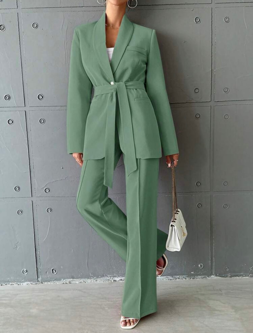 Abito da donna con giacca pantalone e cintura