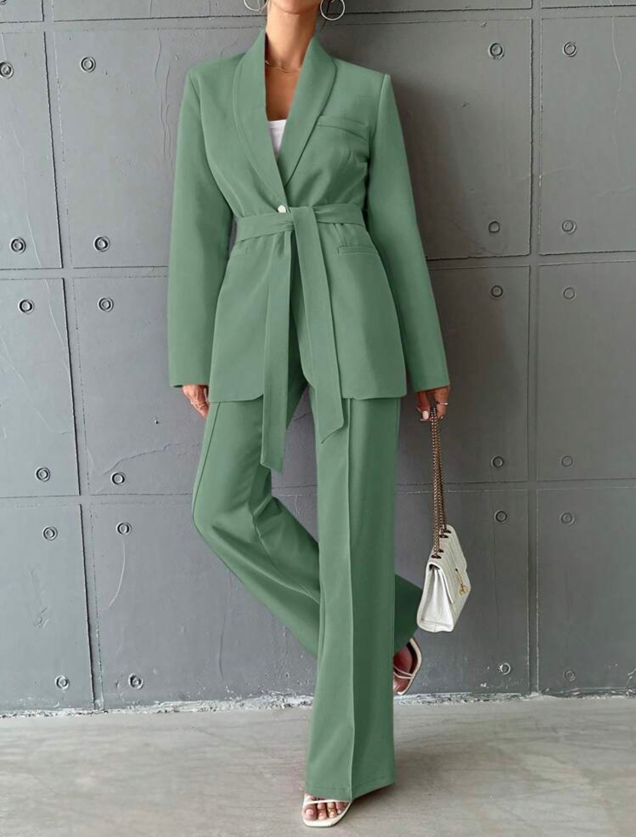Abito da donna con giacca pantalone e cintura