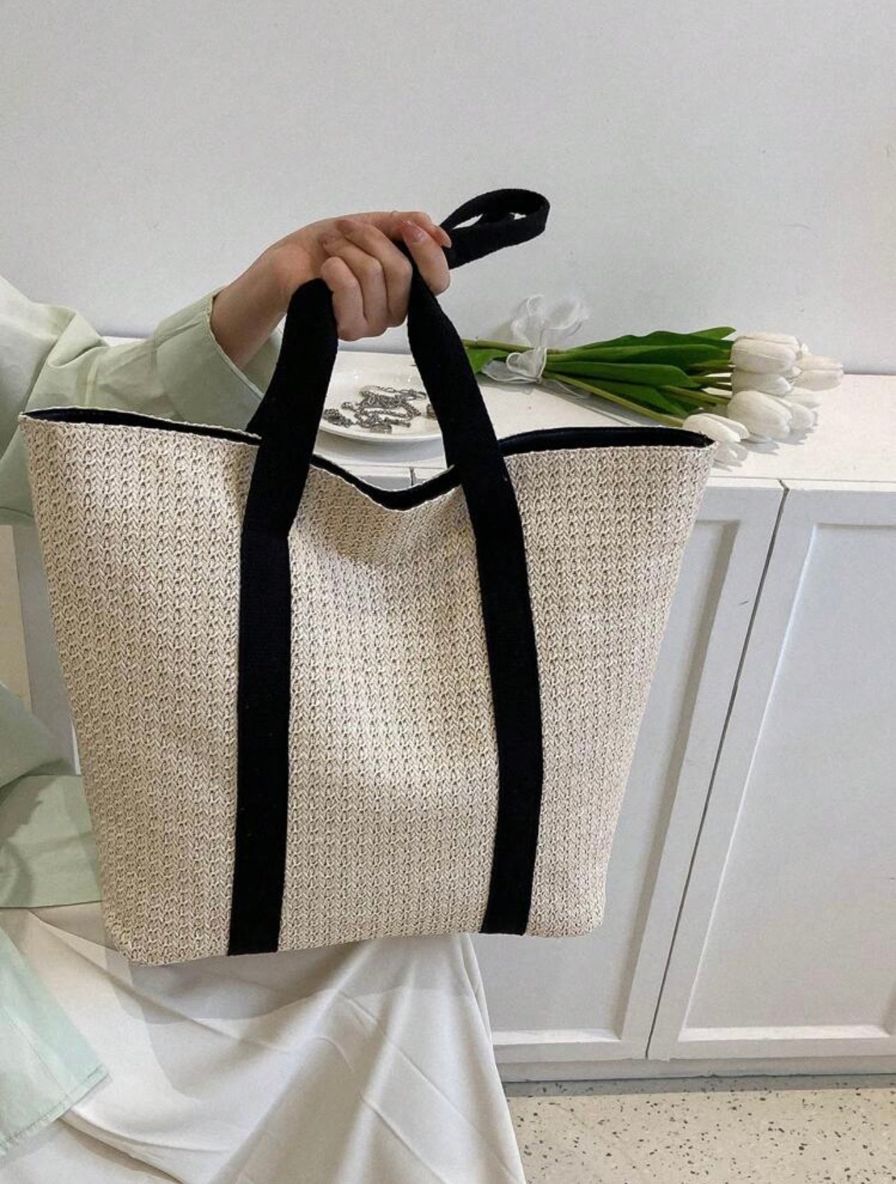 Borsa di paglia semplice e casual per vacanze al mare estive
