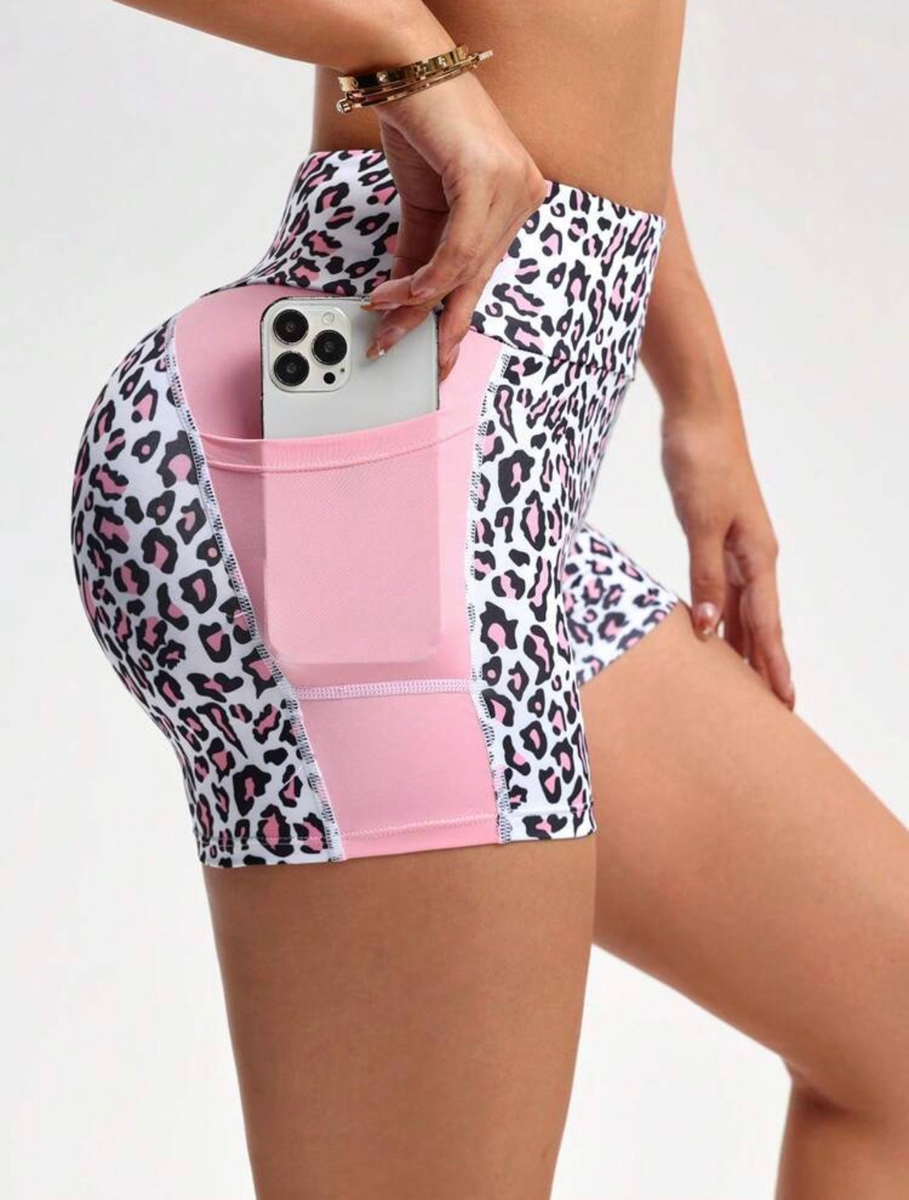 Pantaloncini aderenti in vita alta con stampa leopardata e tasche
