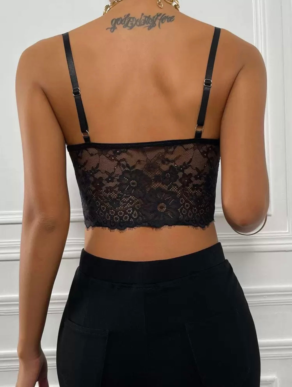 Top in pizzo con con ferretto e Spalline regolabili, ideale anche come sottogiacca