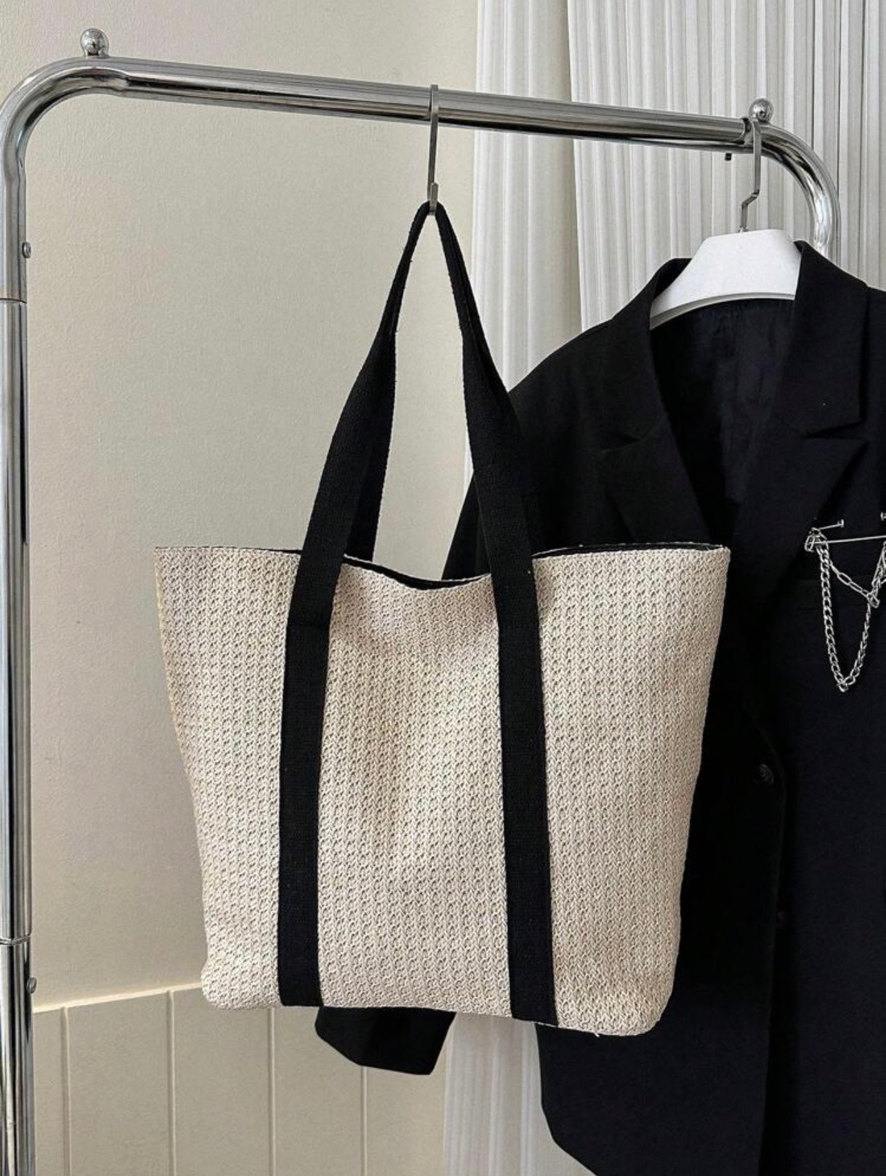 Borsa di paglia semplice e casual per vacanze al mare estive
