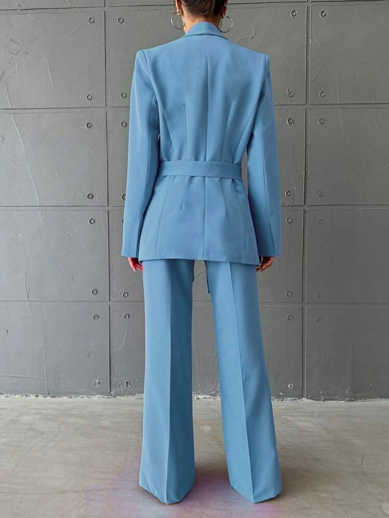 Abito da donna con giacca pantalone e cintura