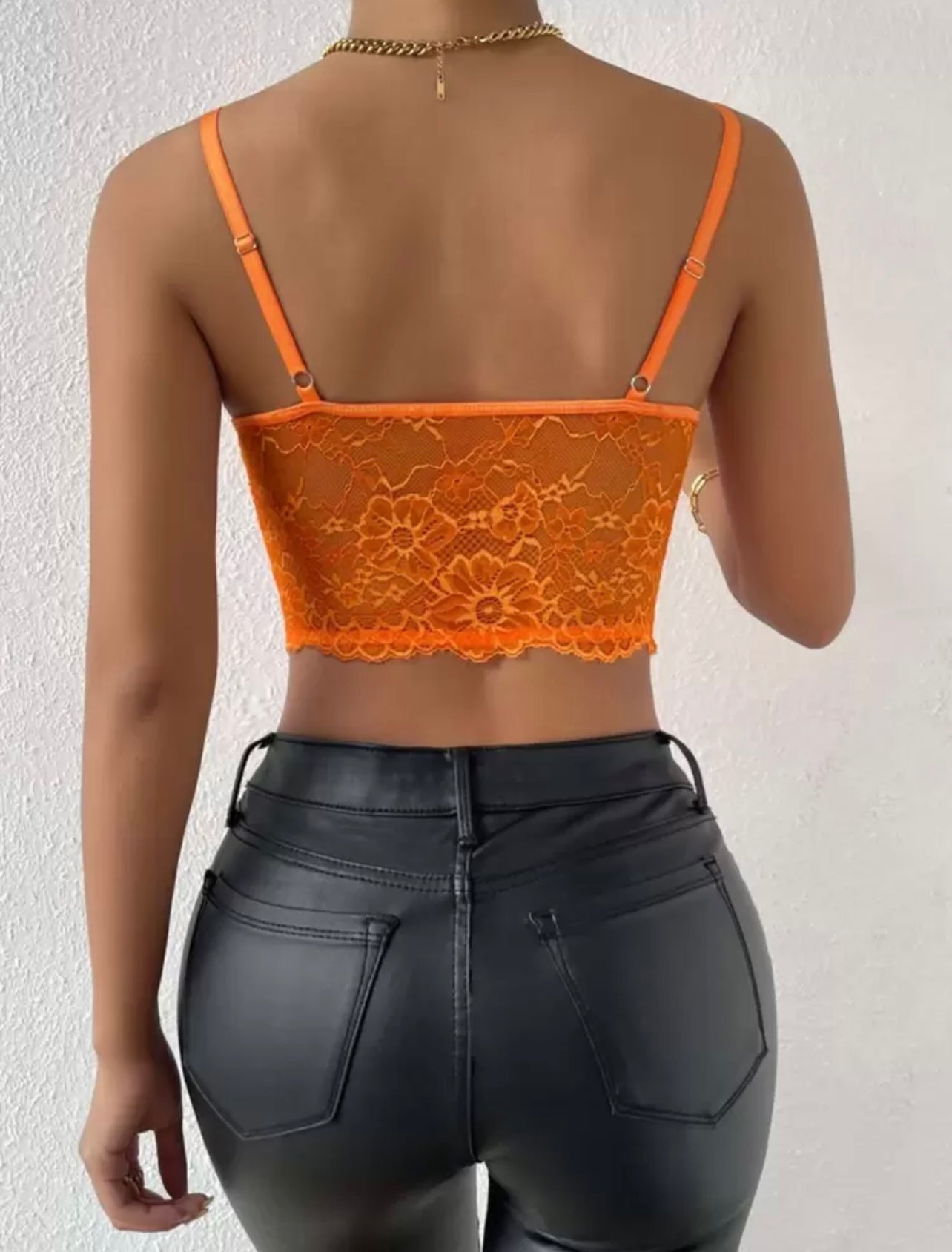 Top in pizzo con con ferretto e Spalline regolabili, ideale anche come sottogiacca