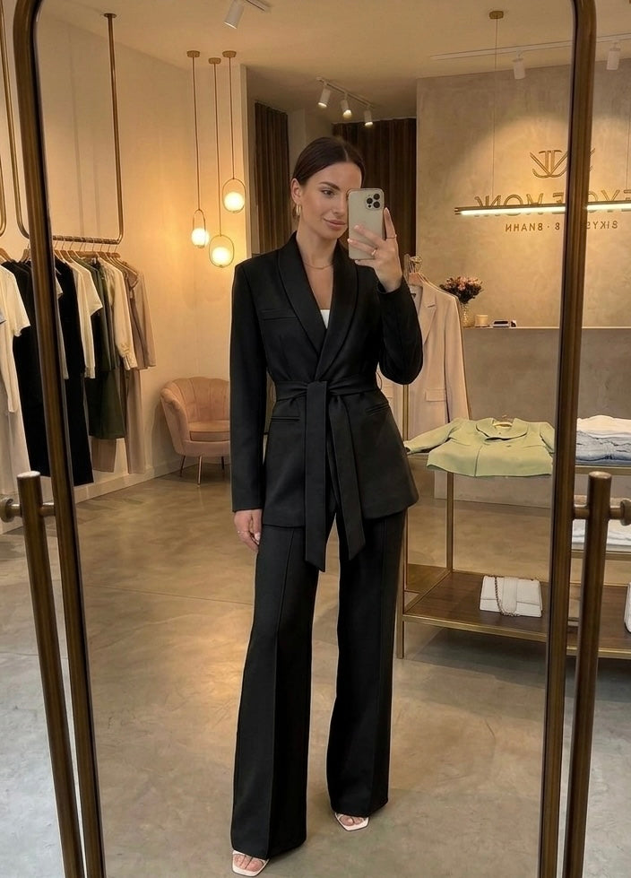 Abito da donna con giacca pantalone e cintura
