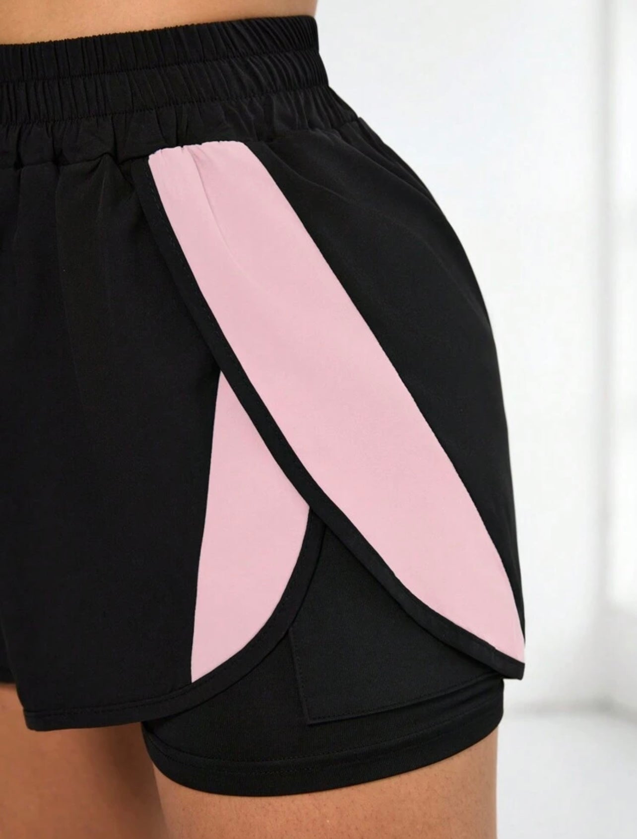 Pantaloncini sportivi  da donna con colore a contrasto e tasche