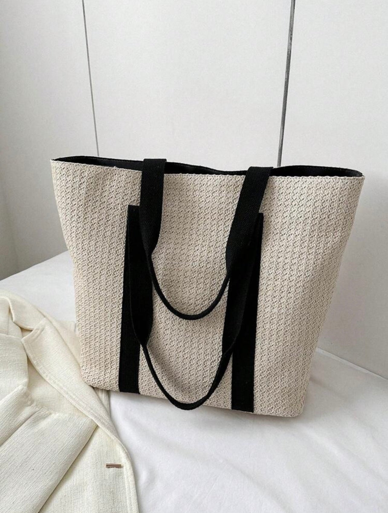 Borsa di paglia semplice e casual per vacanze al mare estive