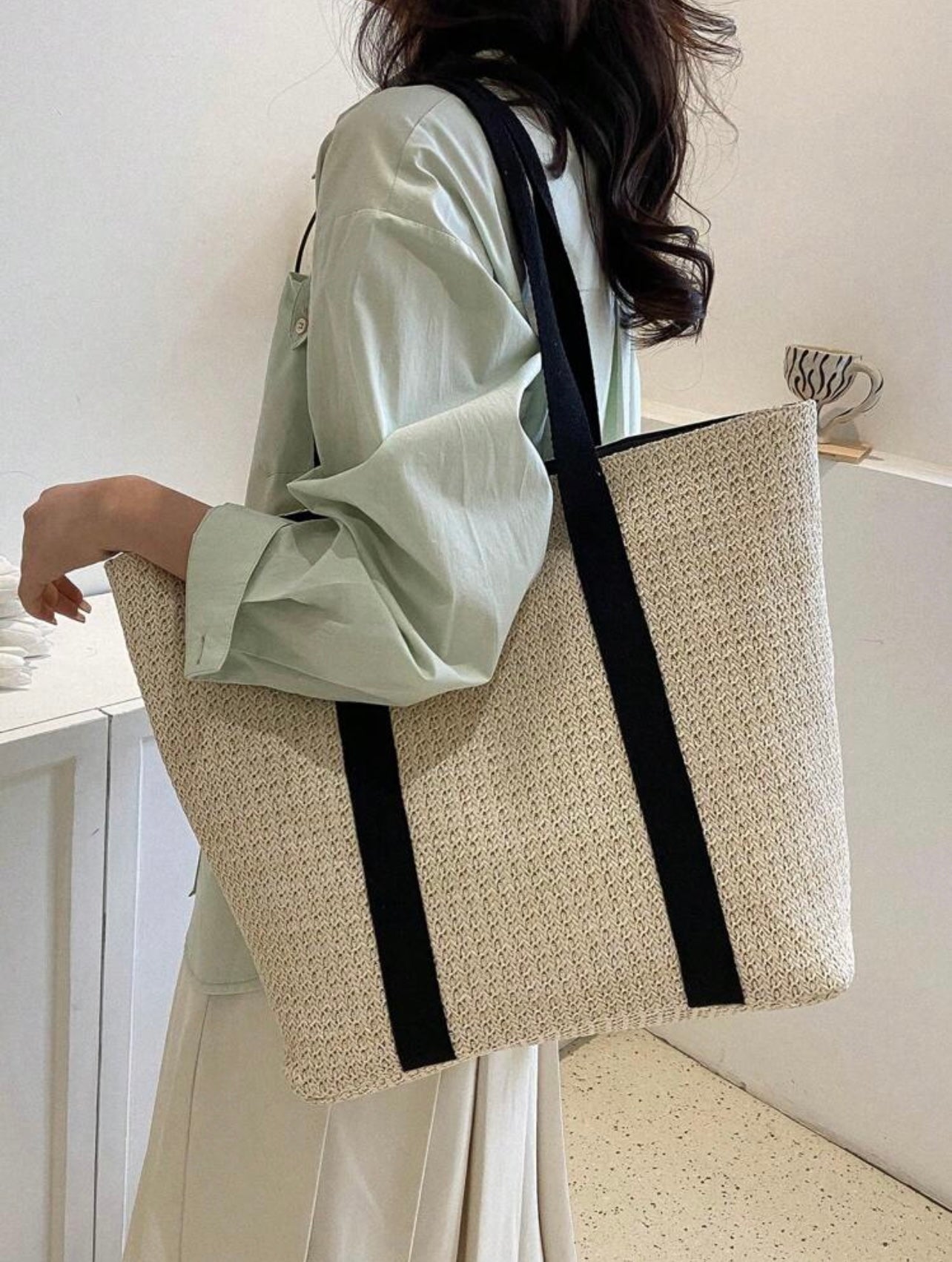 Borsa di paglia semplice e casual per vacanze al mare estive