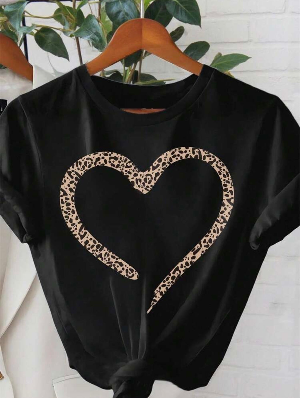 T-shirt da donna a maniche corte con girocollo e stampa leopardata a cuore
