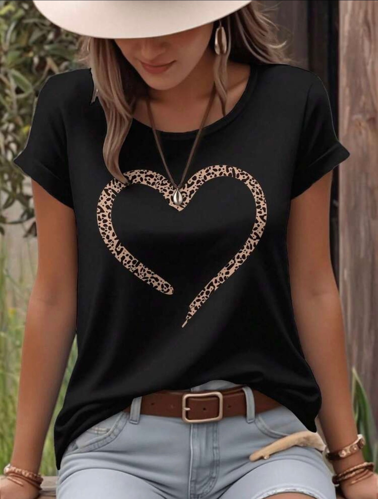 T-shirt da donna a maniche corte con girocollo e stampa leopardata a cuore