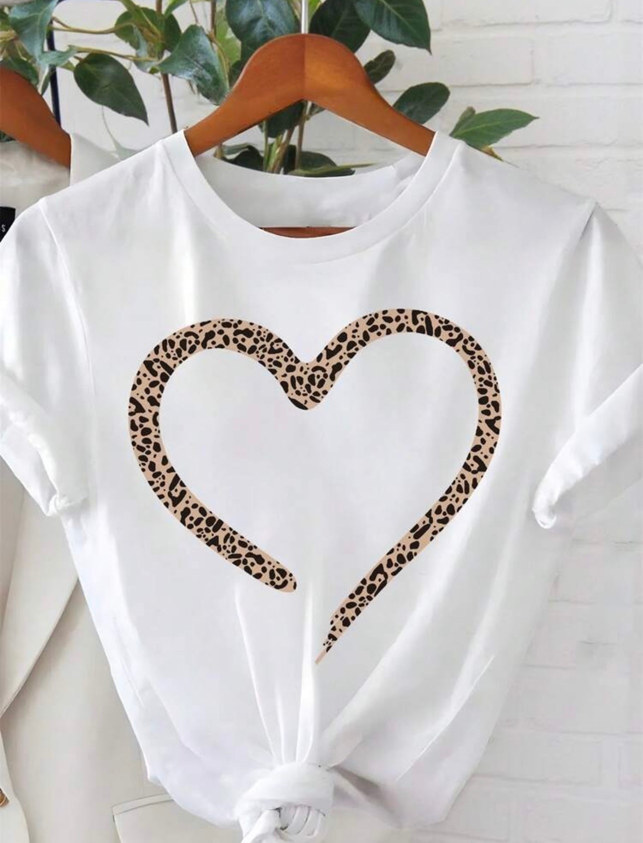 T-shirt da donna a maniche corte con girocollo e stampa leopardata a cuore