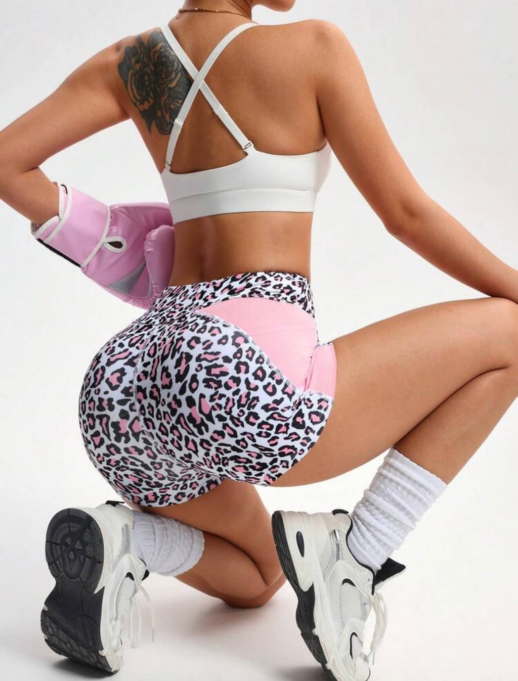 Pantaloncini aderenti in vita alta con stampa leopardata e tasche